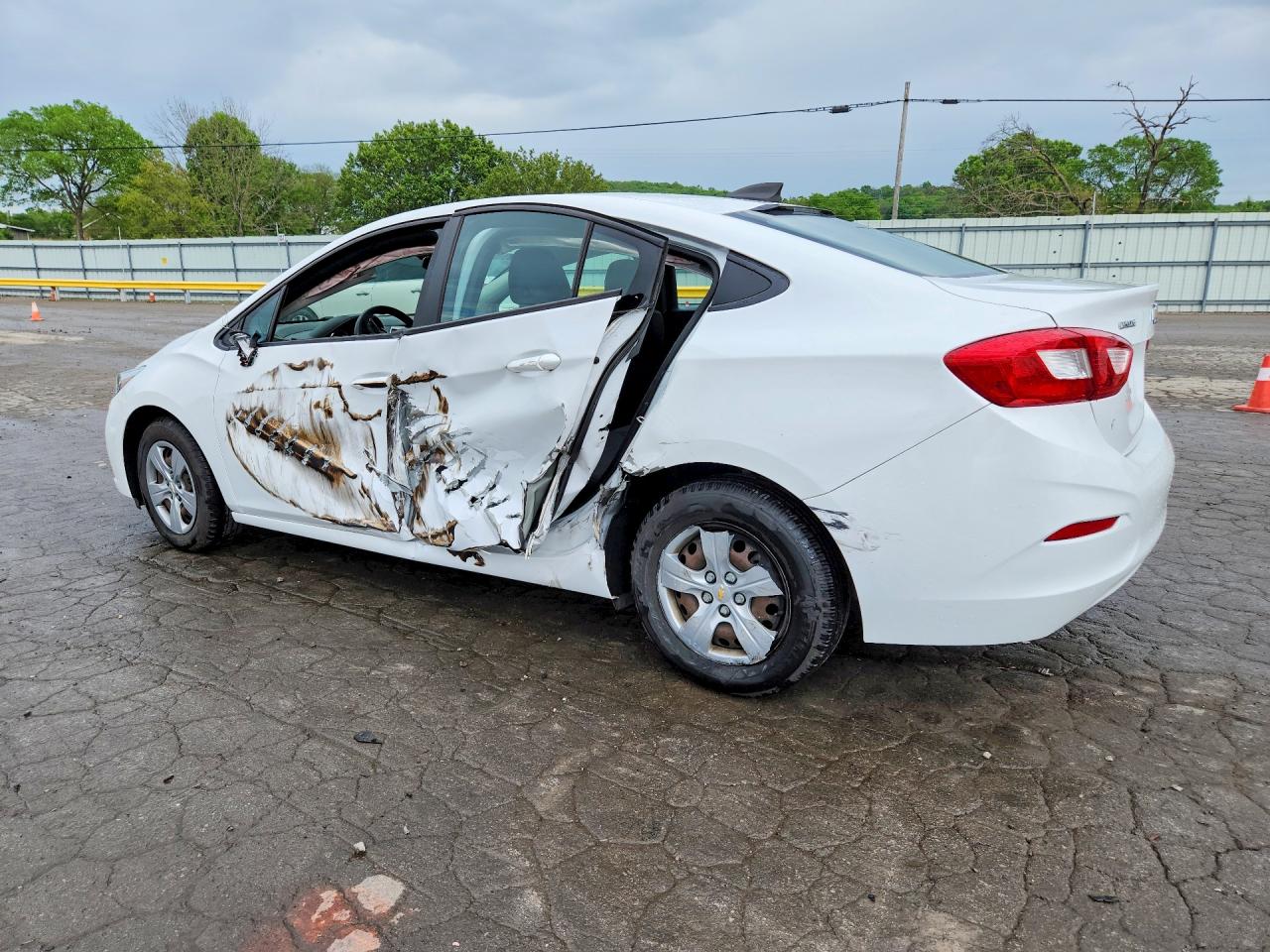 2017 CHEVROLET CRUZE LS photo 4