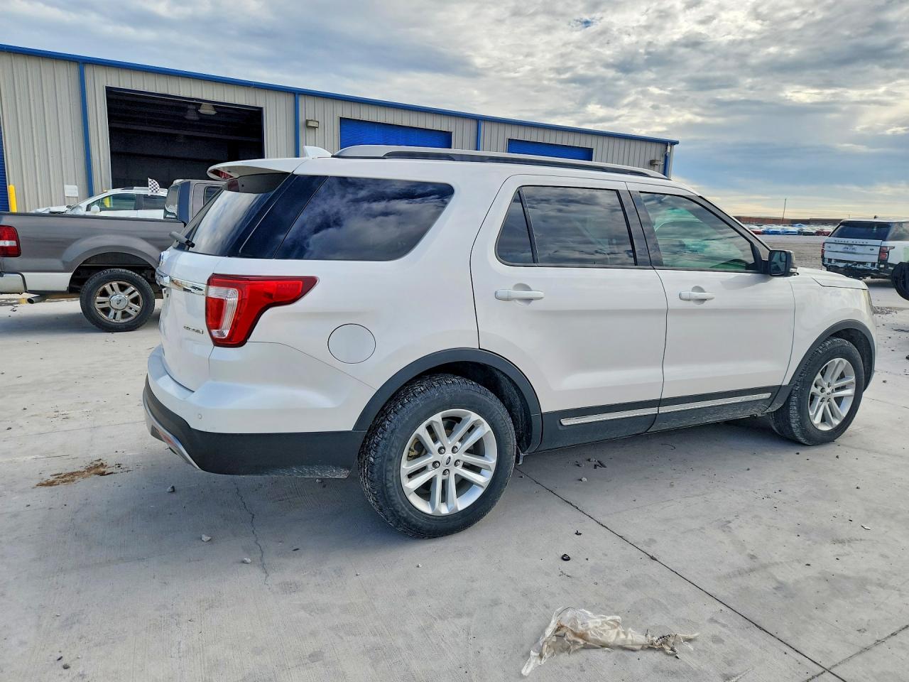 2016 FORD EXPLORER XLT photo 5