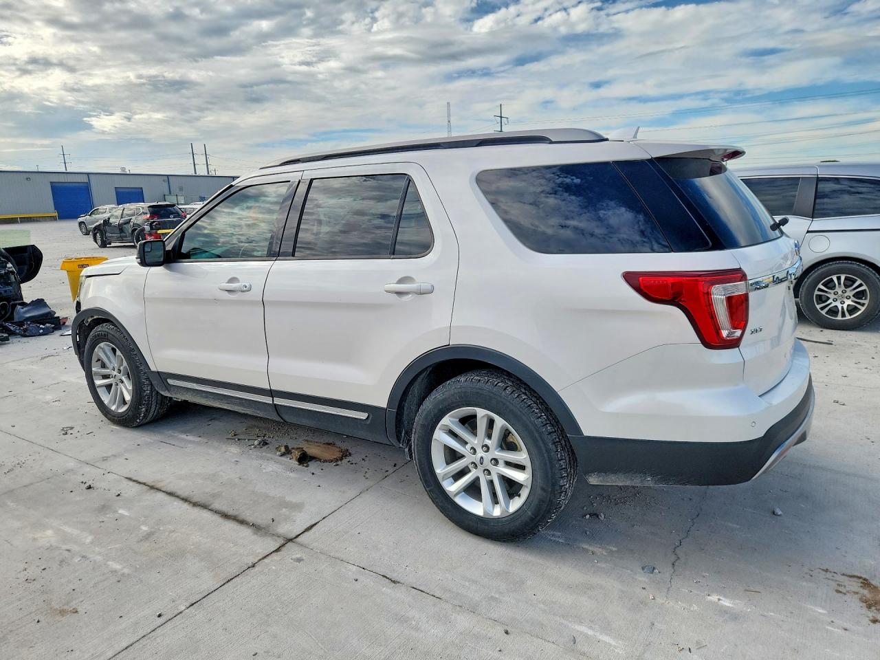 2016 FORD EXPLORER XLT photo 3
