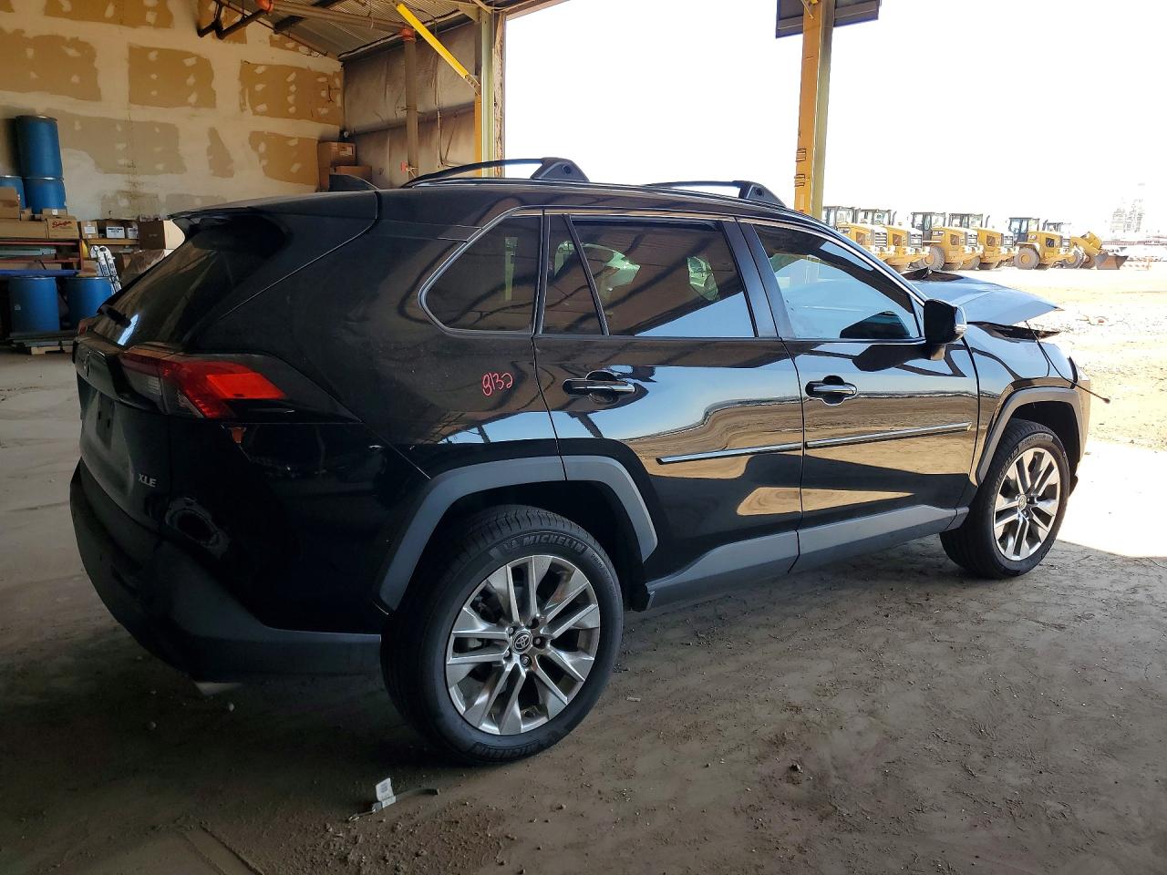 2021 TOYOTA RAV4 XLE photo 5