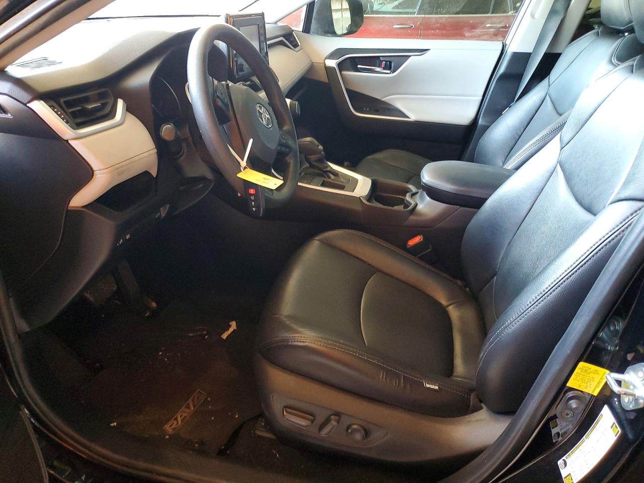2021 TOYOTA RAV4 XLE photo 13
