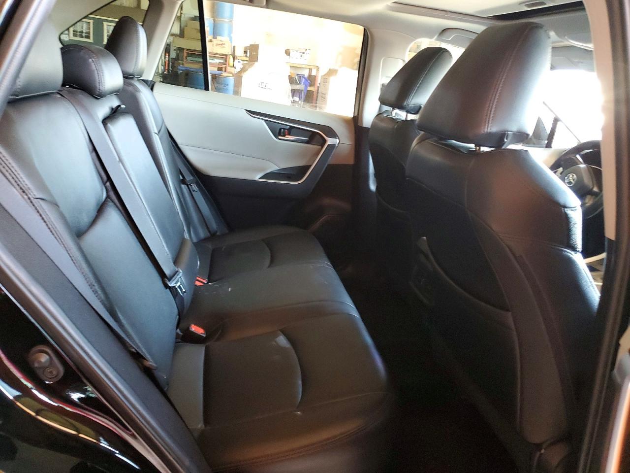 2021 TOYOTA RAV4 XLE photo 19
