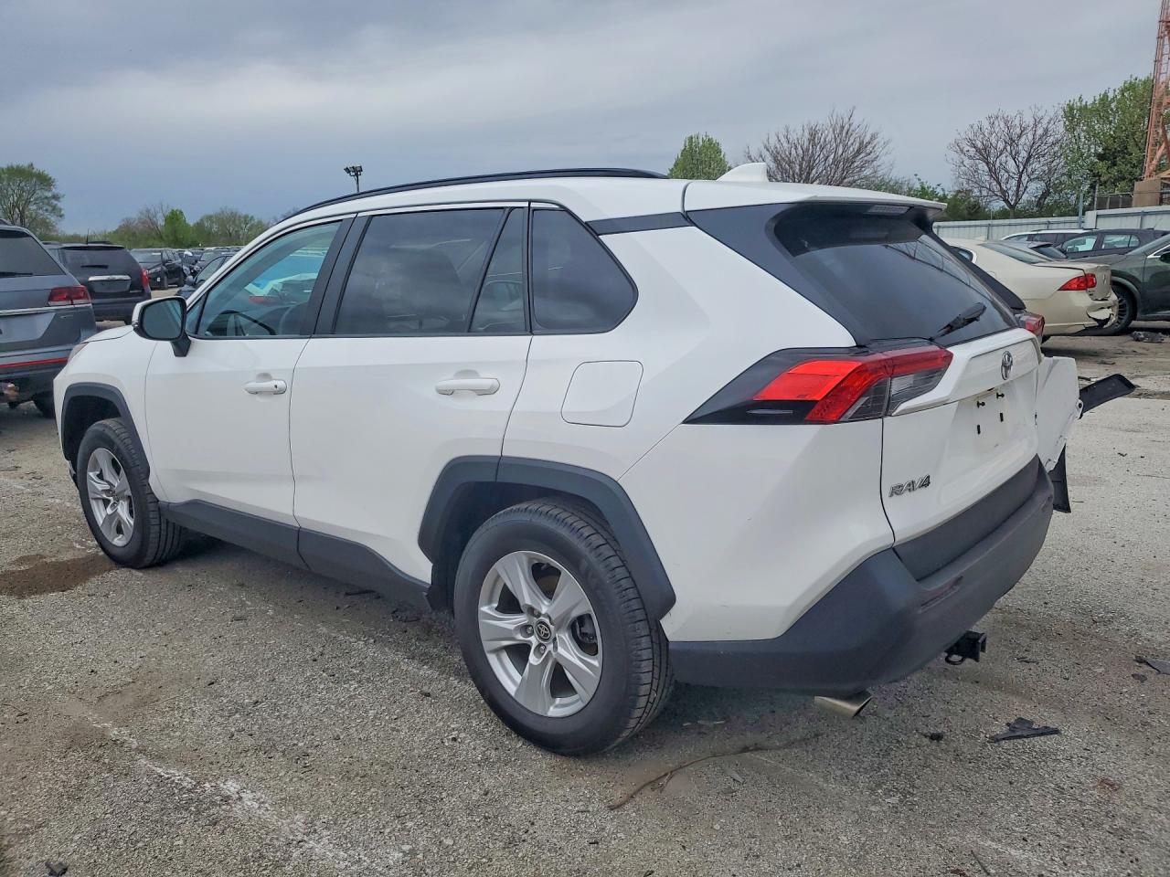 2021 TOYOTA RAV4 XLE photo 3