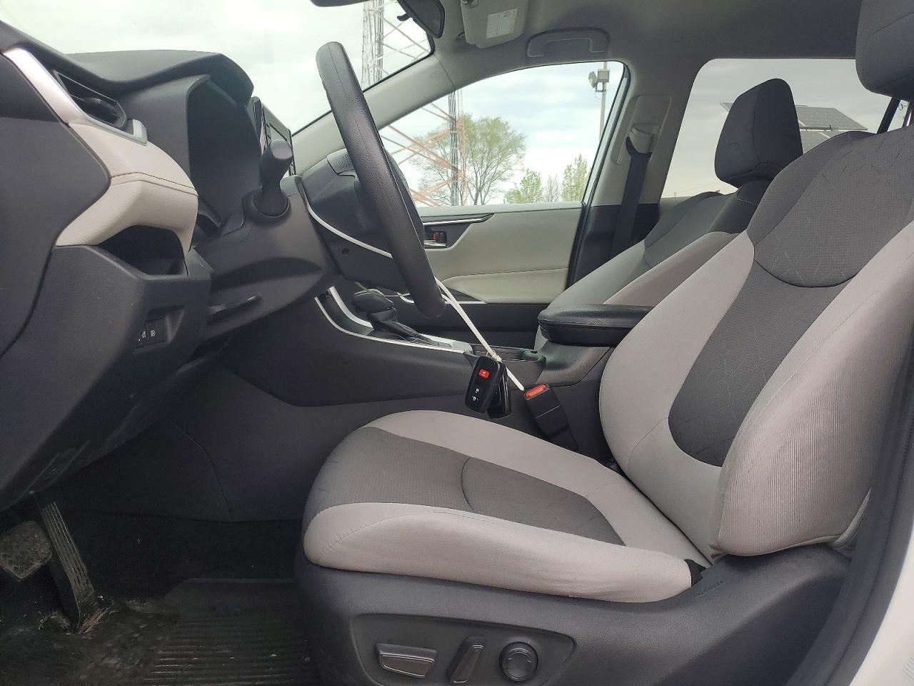 2021 TOYOTA RAV4 XLE photo 13