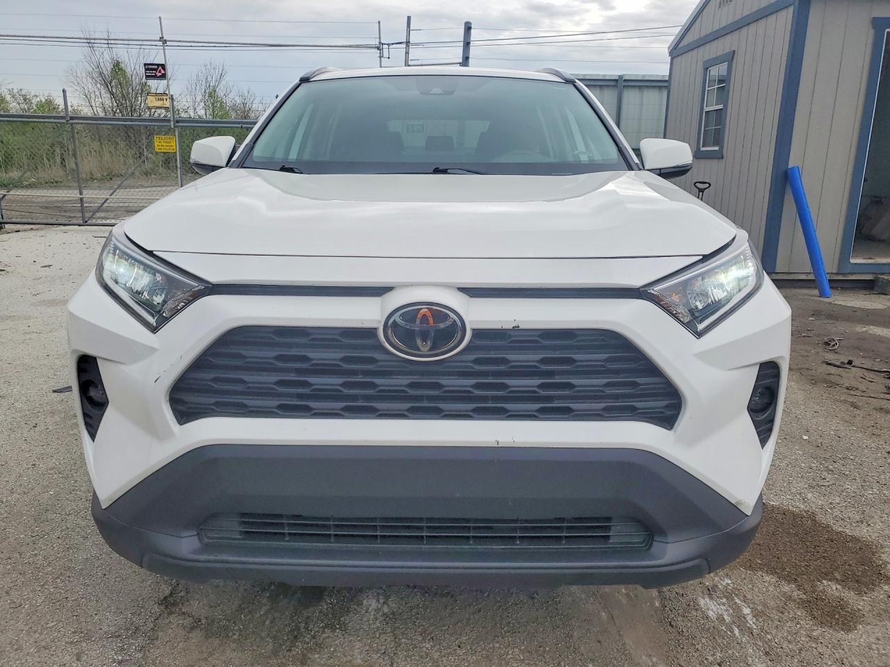 2021 TOYOTA RAV4 XLE photo 9