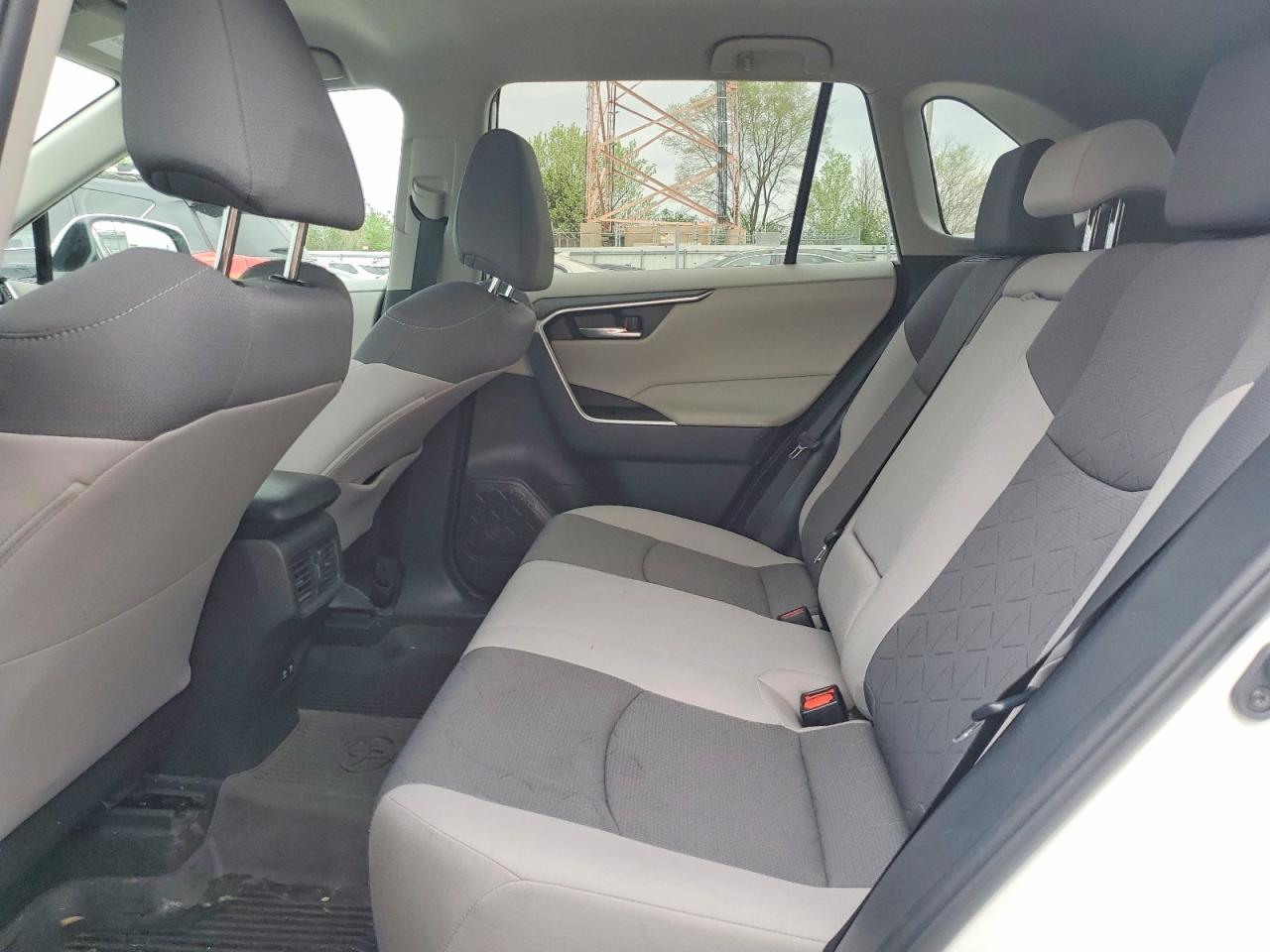 2021 TOYOTA RAV4 XLE photo 21