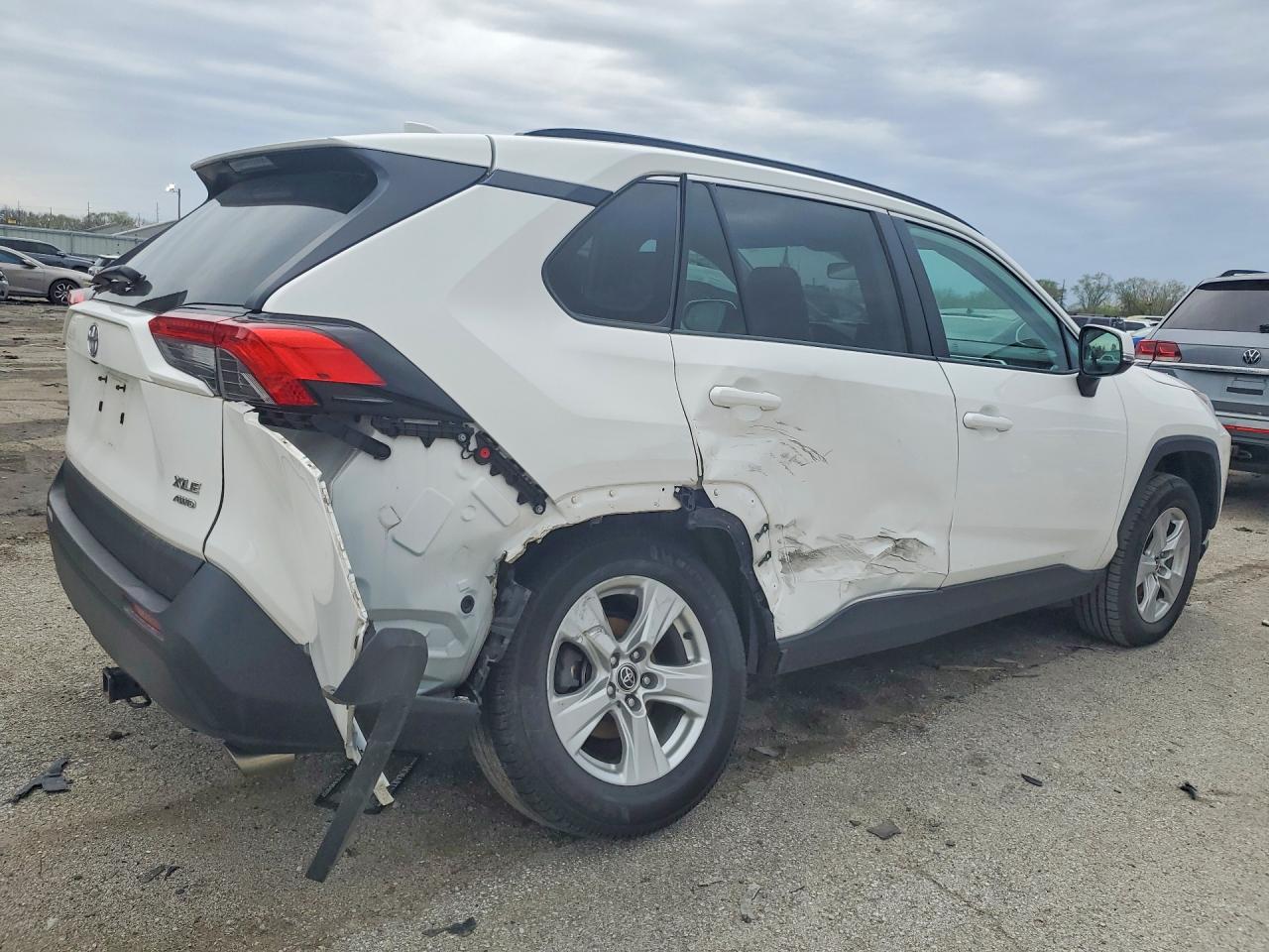 2021 TOYOTA RAV4 XLE photo 5