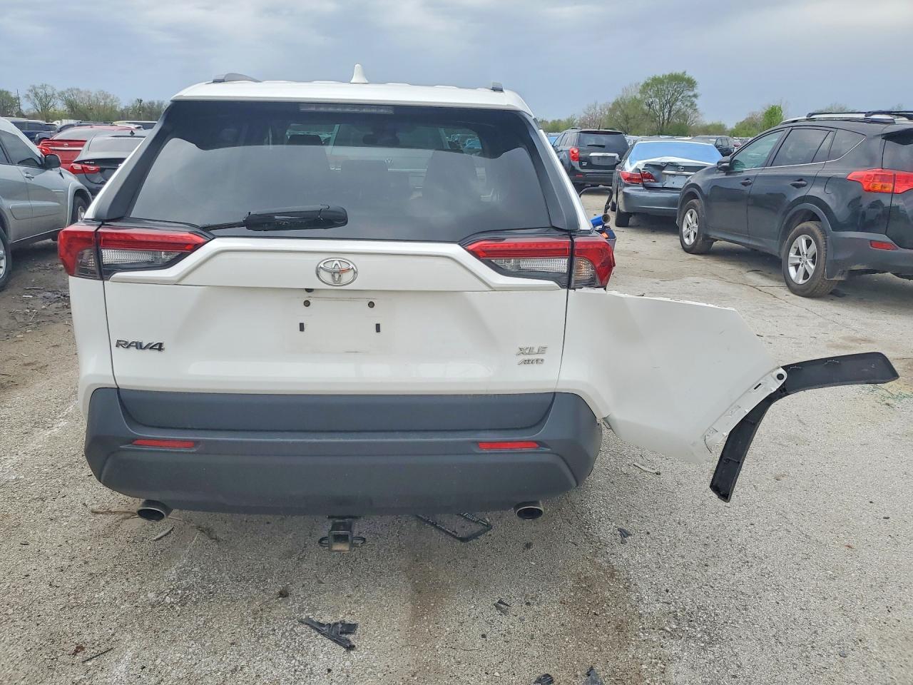 2021 TOYOTA RAV4 XLE photo 11