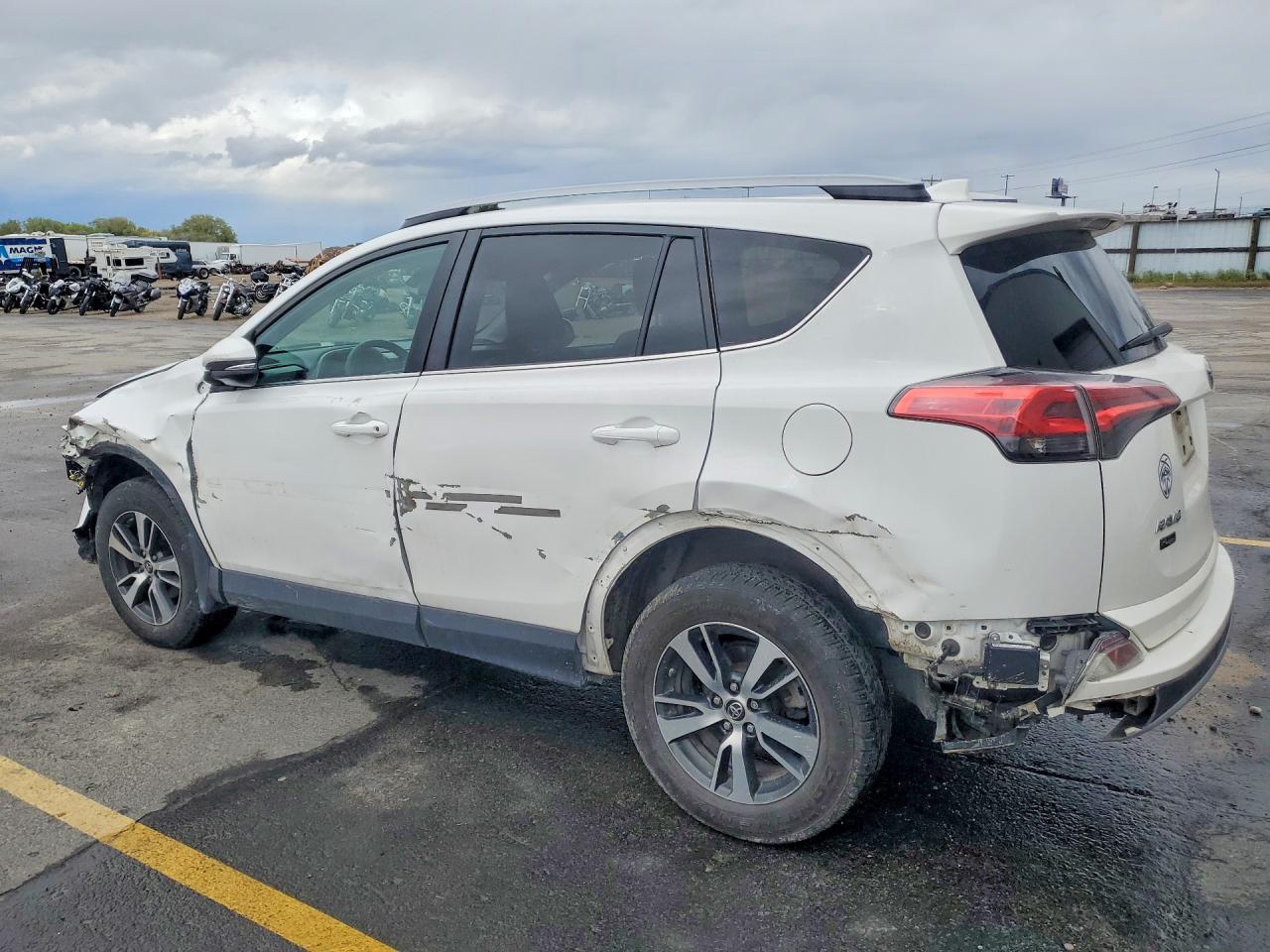 2018 TOYOTA RAV4 photo 2