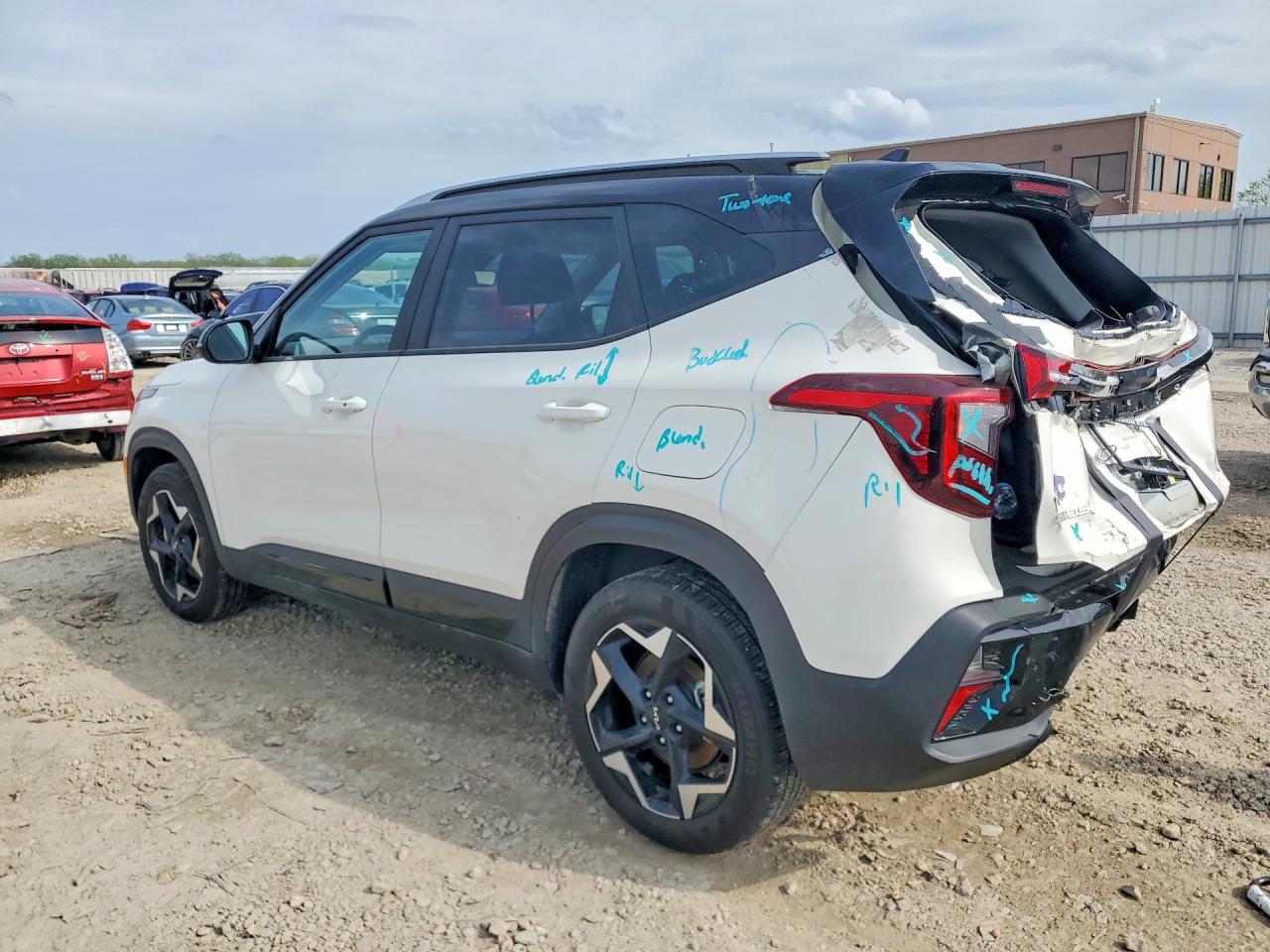 2025 KIA SELTOS S photo 3