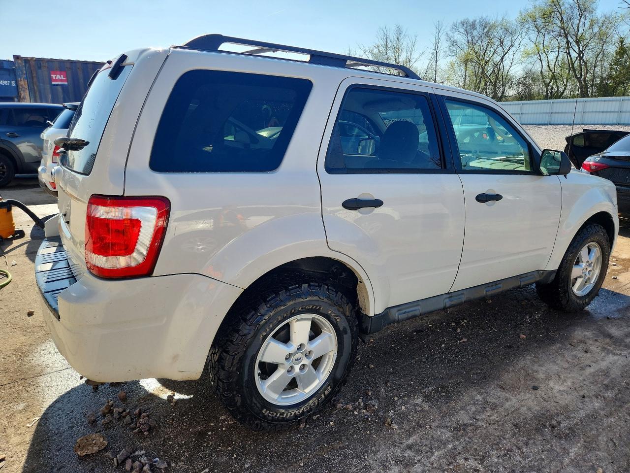 2010 FORD ESCAPE XLT photo 3