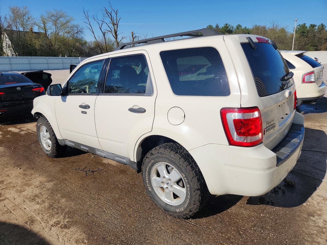2010 FORD ESCAPE XLT photo 2