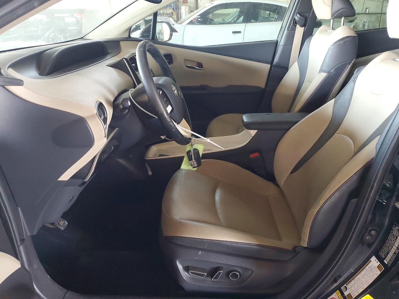 2016 TOYOTA PRIUS FOUR photo 19
