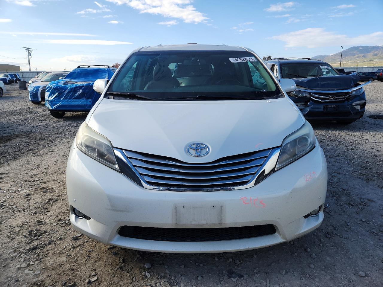 2017 TOYOTA SIENNA LIMITED PREMIUM 7-PASSENGER photo 5