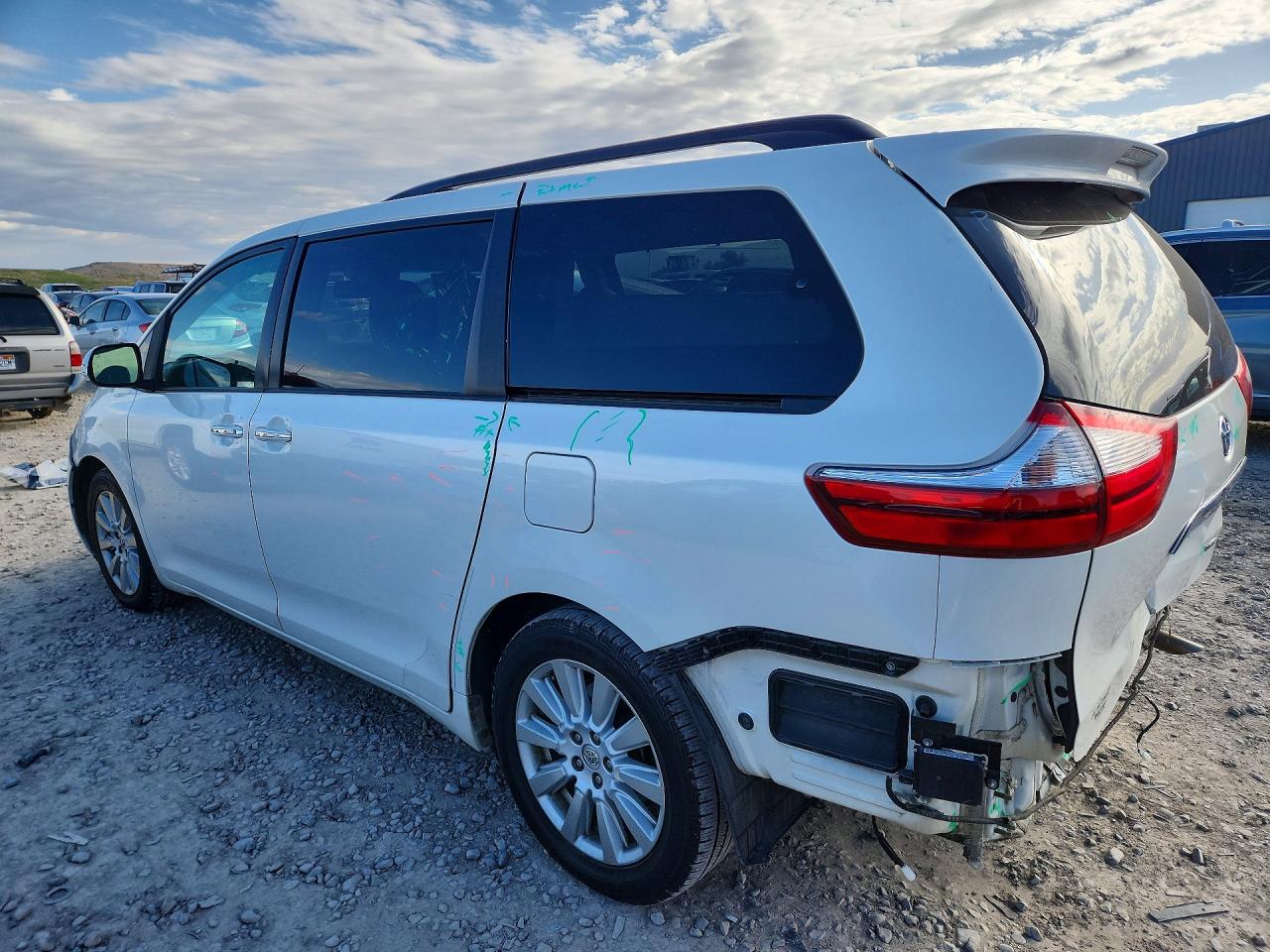 2017 TOYOTA SIENNA LIMITED PREMIUM 7-PASSENGER photo 2