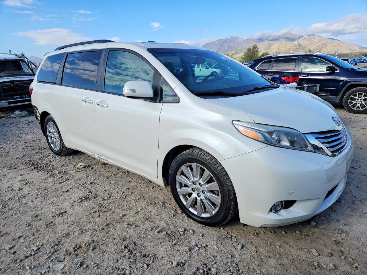 2017 TOYOTA SIENNA LIMITED PREMIUM 7-PASSENGER photo 4