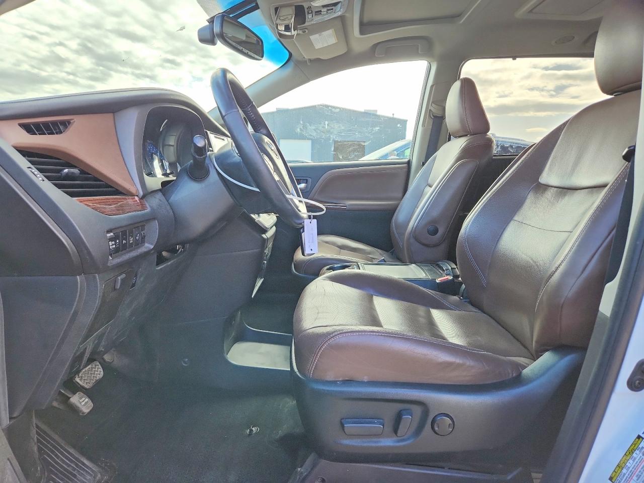 2017 TOYOTA SIENNA LIMITED PREMIUM 7-PASSENGER photo 7