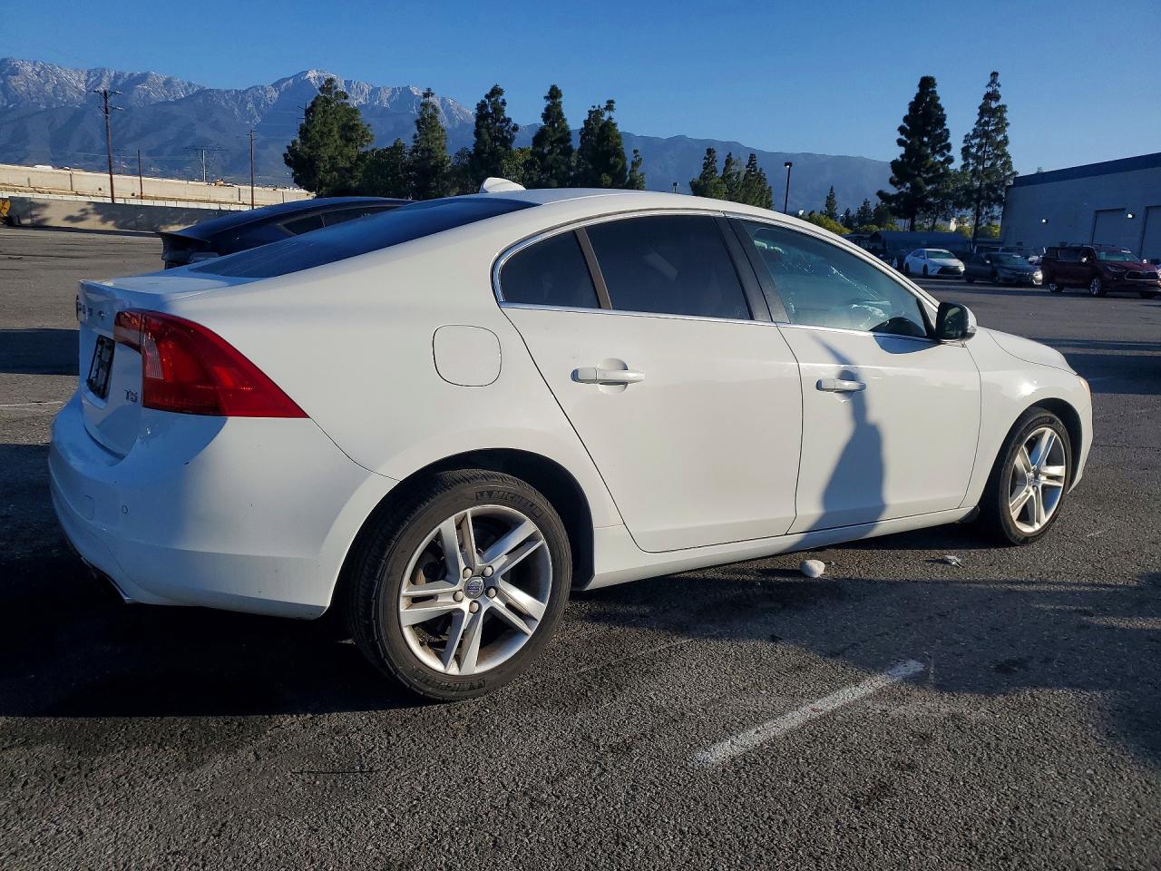 2015 VOLVO S60 PLATINUM photo 3
