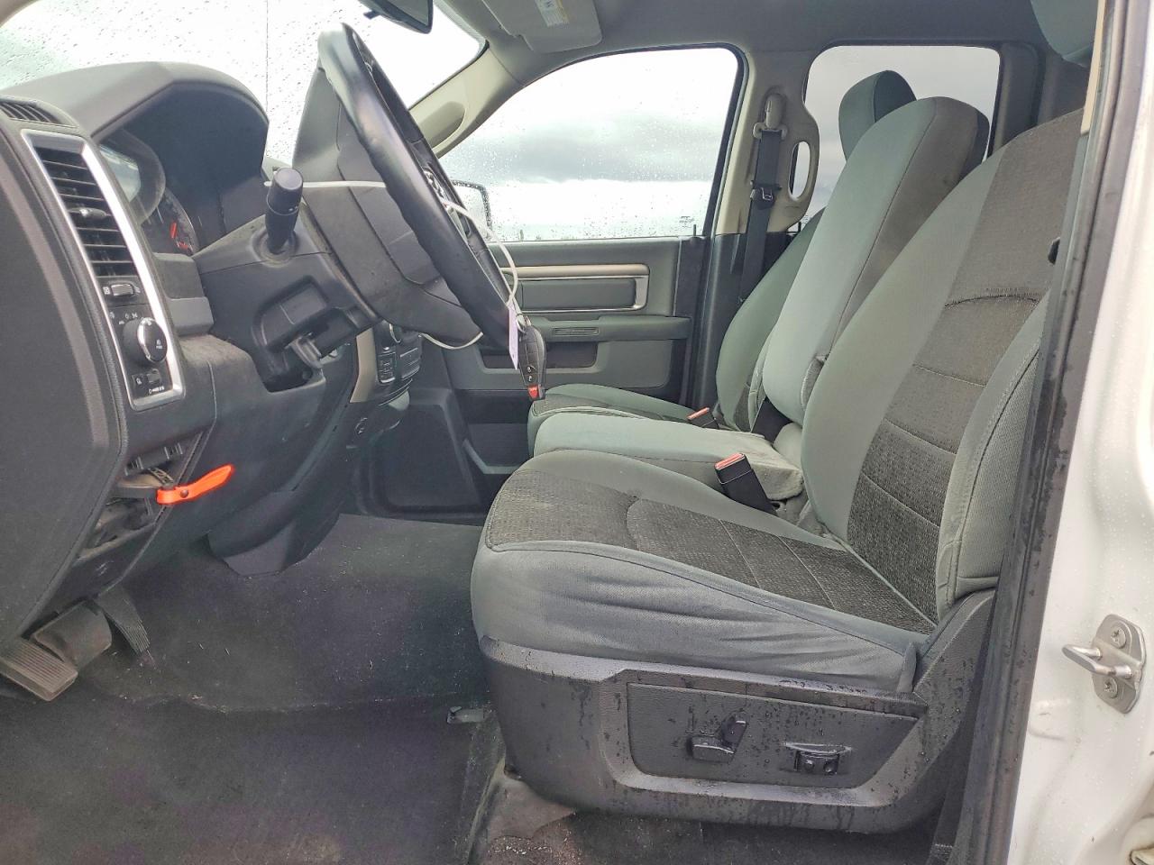2016 RAM 1500 SLT photo 13