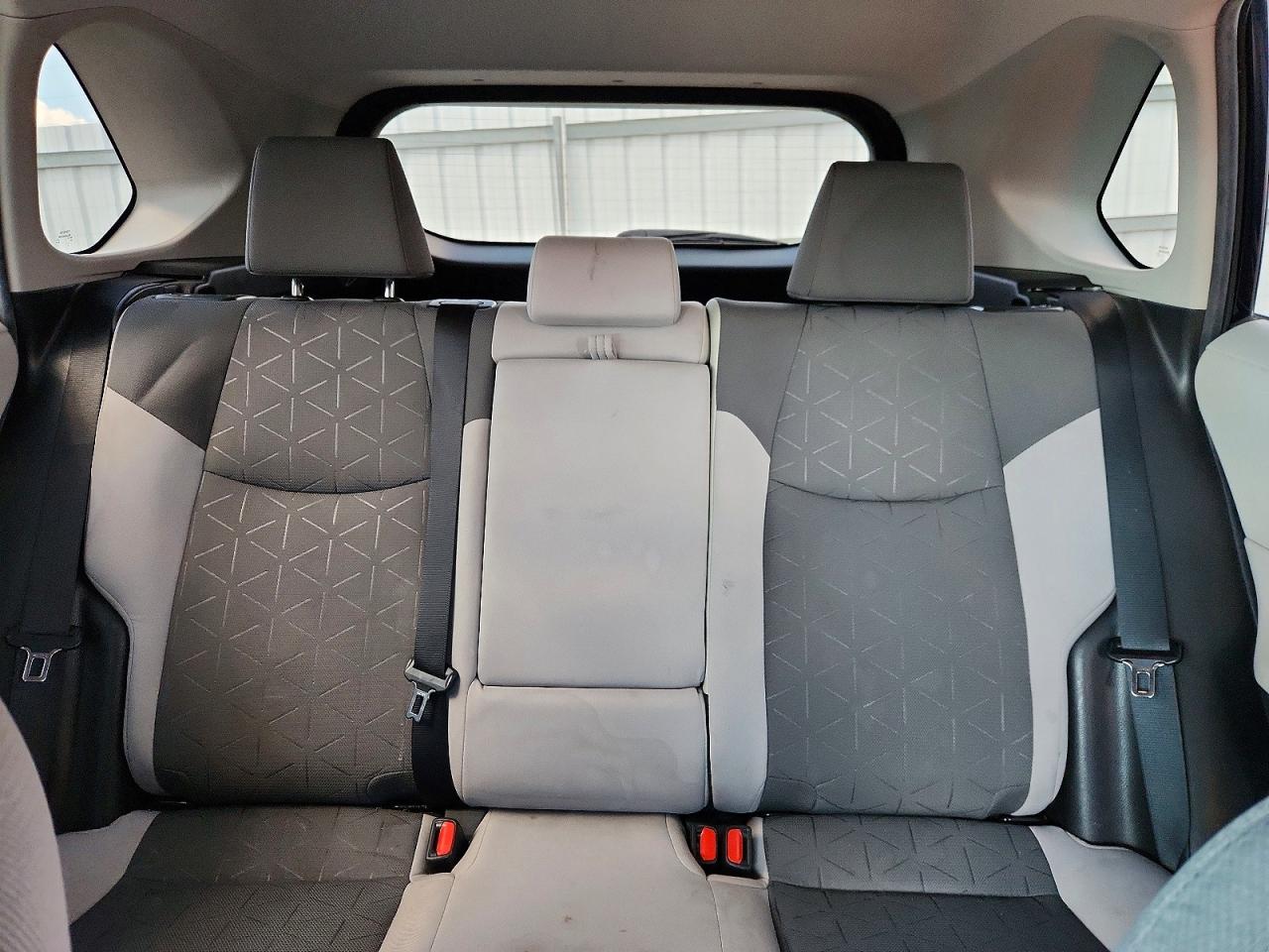 2021 TOYOTA RAV4 XLE photo 19