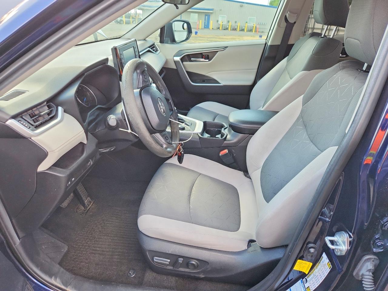 2021 TOYOTA RAV4 XLE photo 13