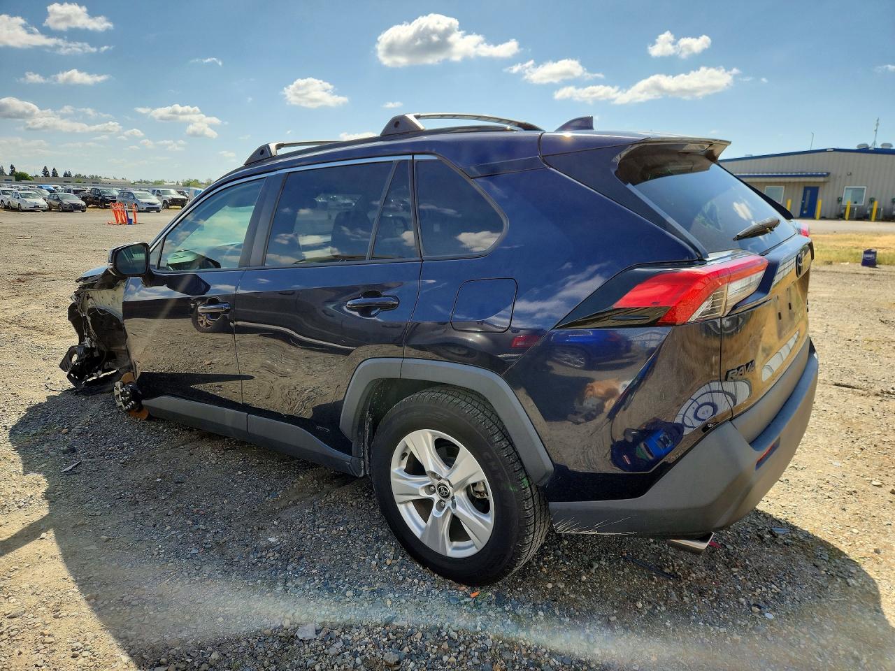 2021 TOYOTA RAV4 XLE photo 3