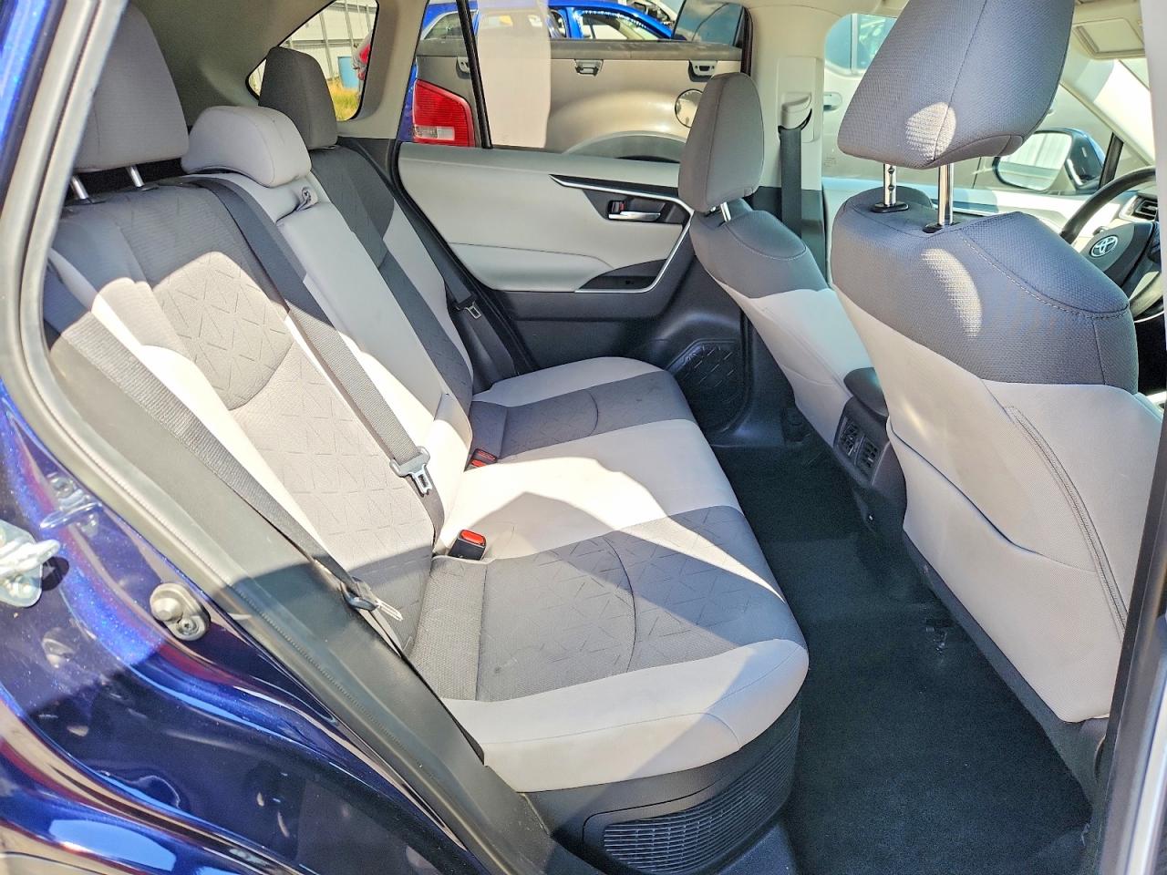 2021 TOYOTA RAV4 XLE photo 21