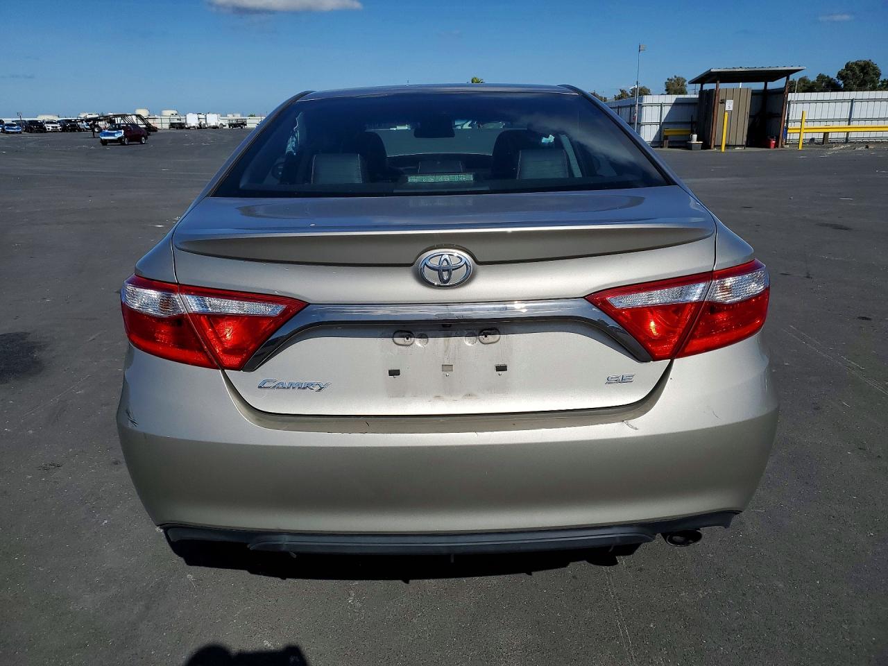 2016 TOYOTA CAMRY SE photo 6