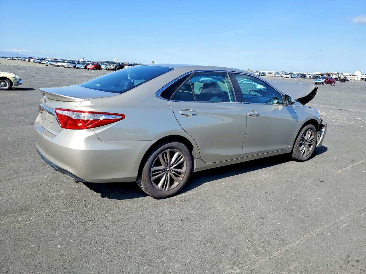 2016 TOYOTA CAMRY SE photo 3