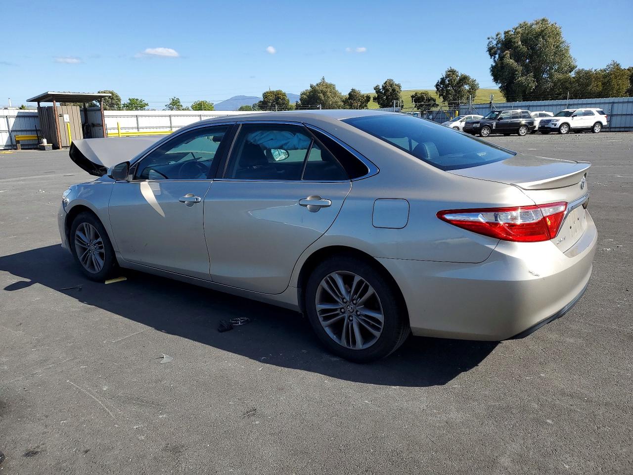 2016 TOYOTA CAMRY SE photo 2