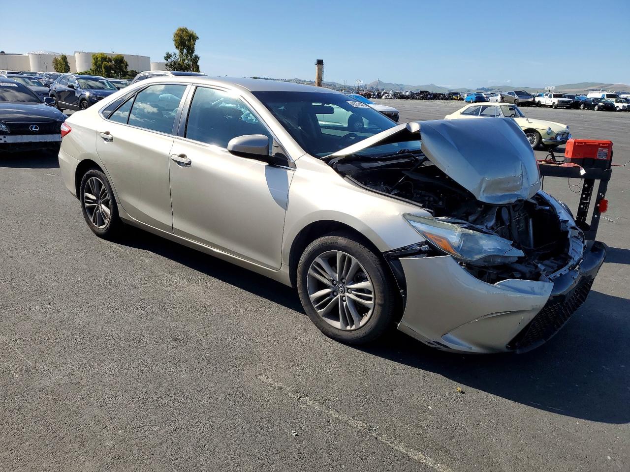 2016 TOYOTA CAMRY SE photo 4