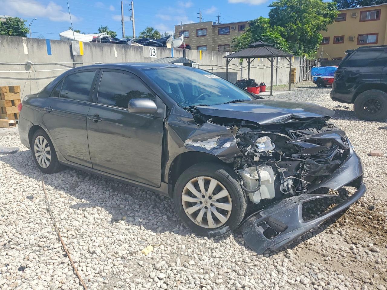 2013 TOYOTA COROLLA LE photo 10