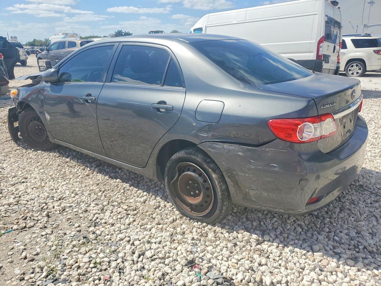 2013 TOYOTA COROLLA LE photo 4