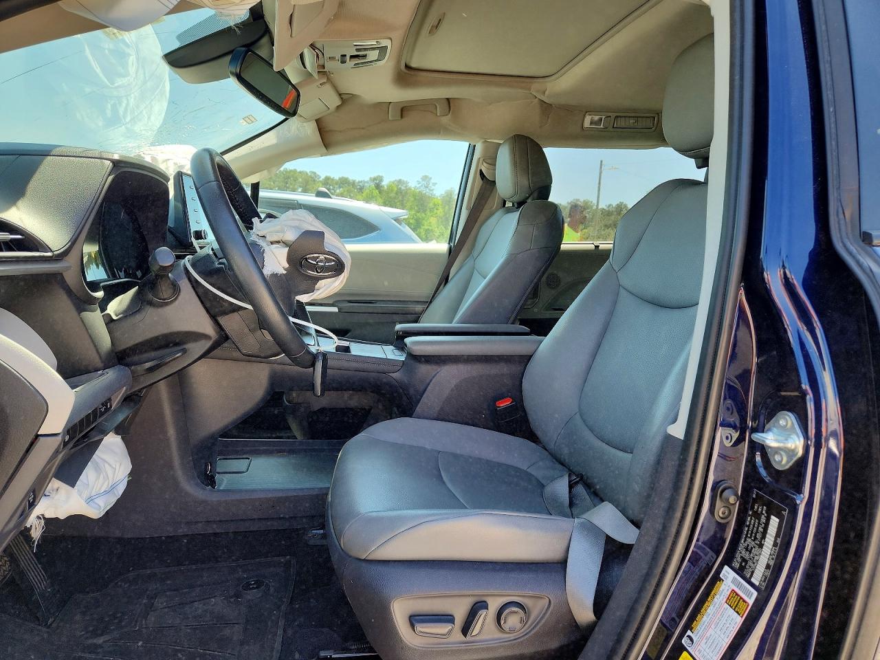 2021 TOYOTA SIENNA XLE photo 13