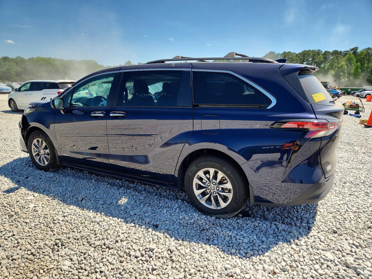 2021 TOYOTA SIENNA XLE photo 3