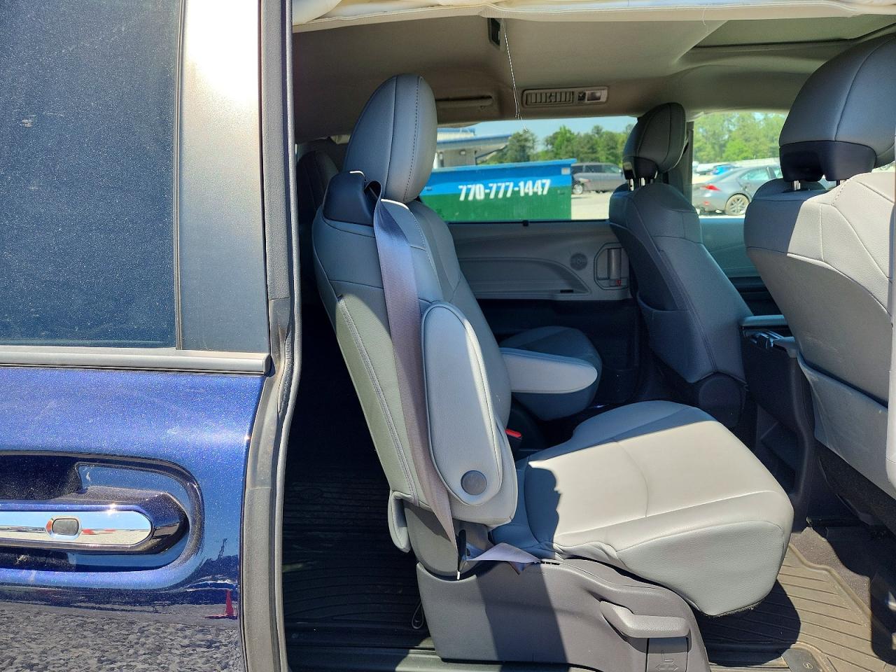2021 TOYOTA SIENNA XLE photo 19