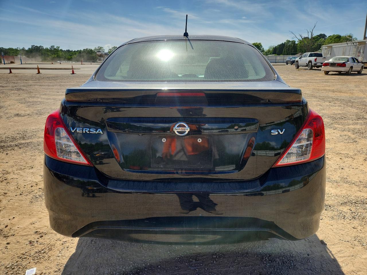 2019 NISSAN VERSA SV photo 11
