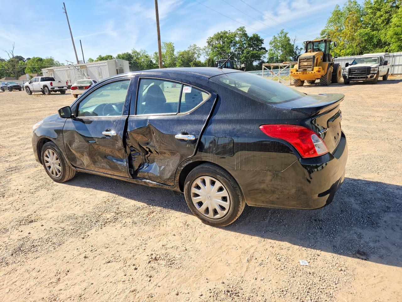 2019 NISSAN VERSA SV photo 3