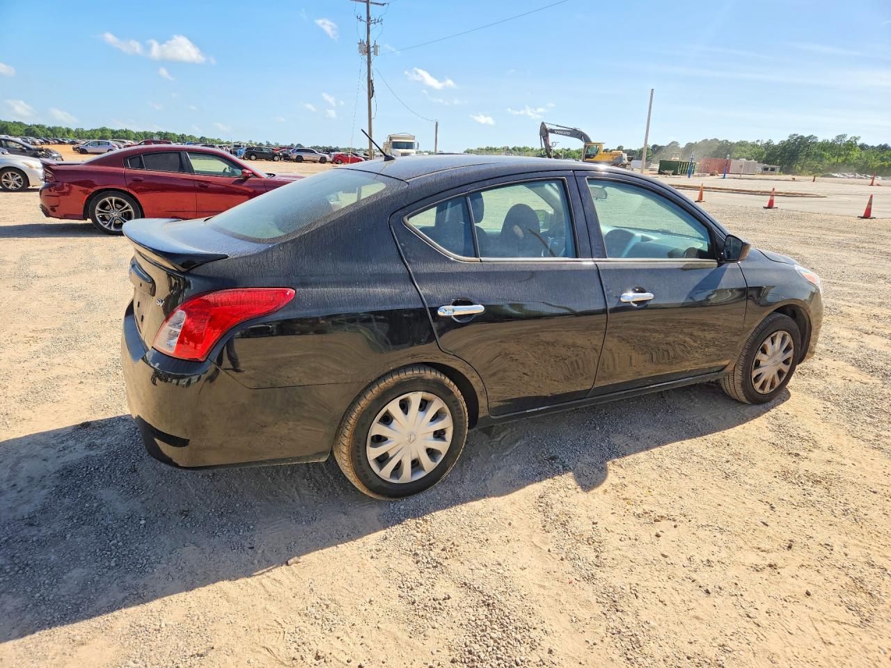 2019 NISSAN VERSA SV photo 5