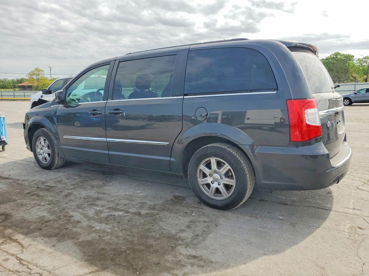 2012 CHRYSLER TOWN & COUNTRY TOURING photo 4