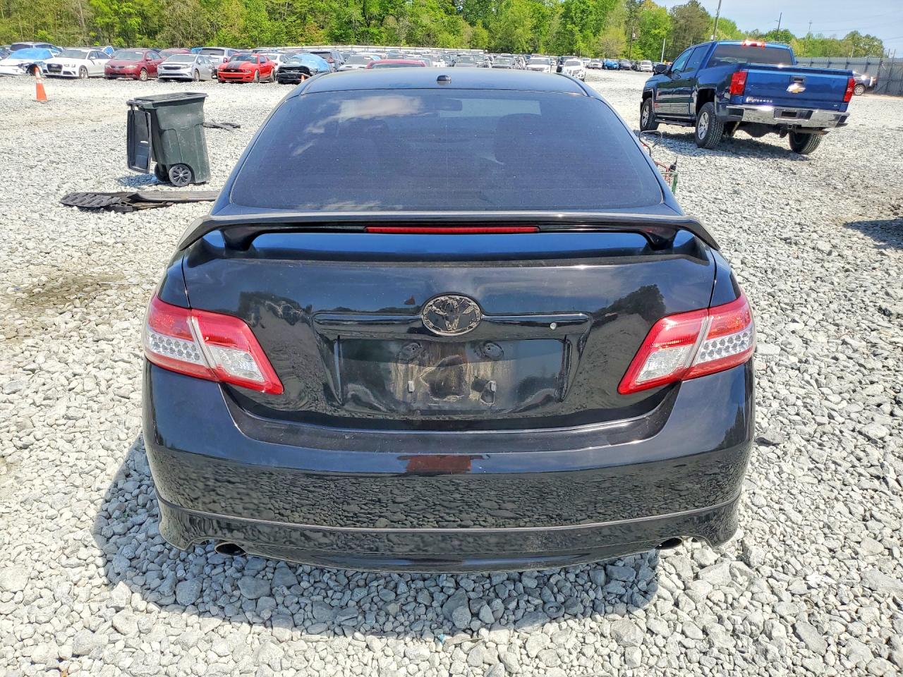 2010 TOYOTA CAMRY SE photo 11