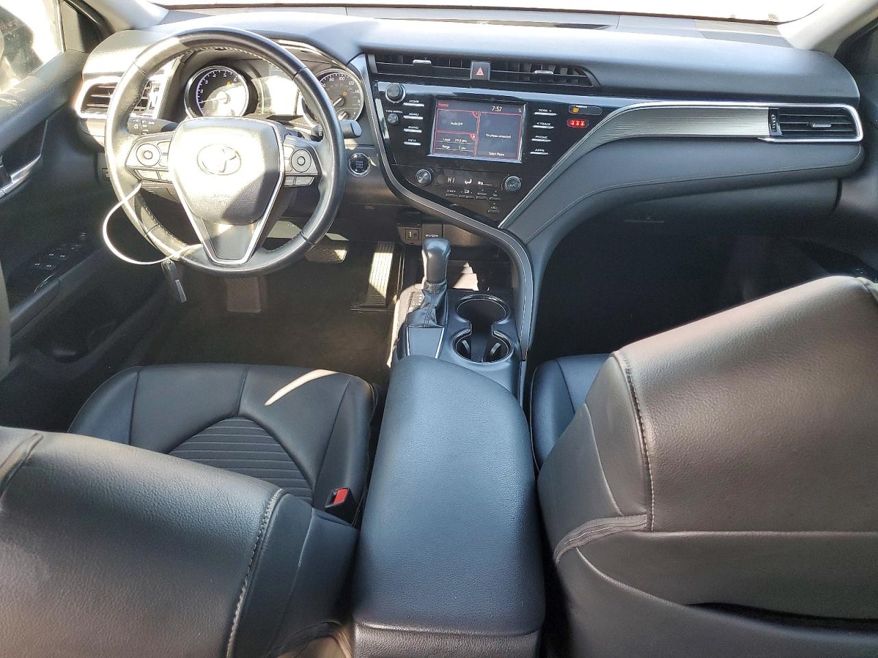2018 TOYOTA CAMRY SE photo 8