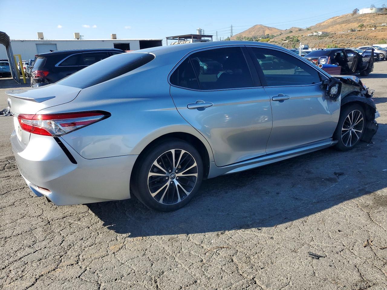 2018 TOYOTA CAMRY SE photo 3