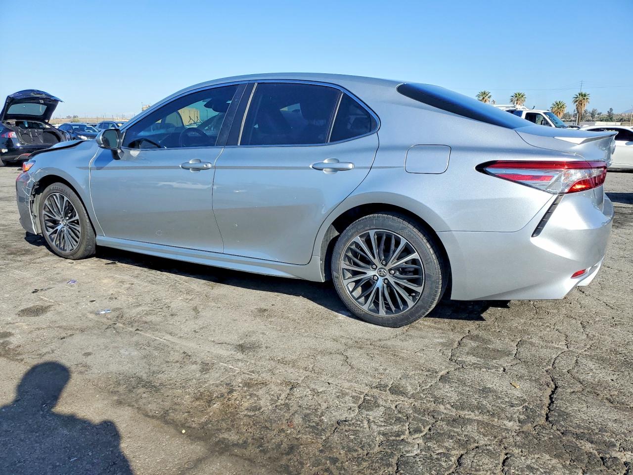 2018 TOYOTA CAMRY SE photo 2