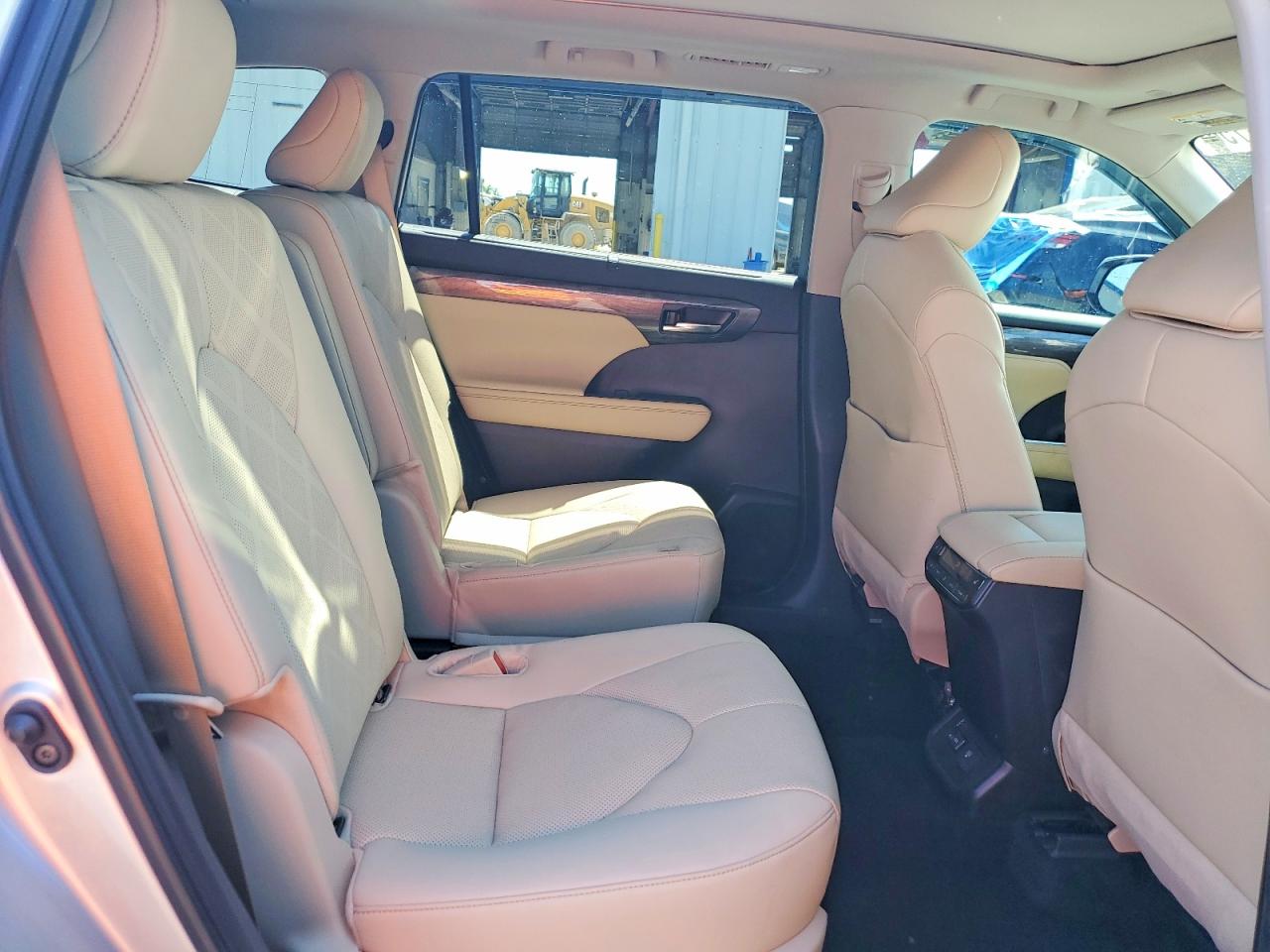 2024 TOYOTA HIGHLANDER PLATINUM photo 21