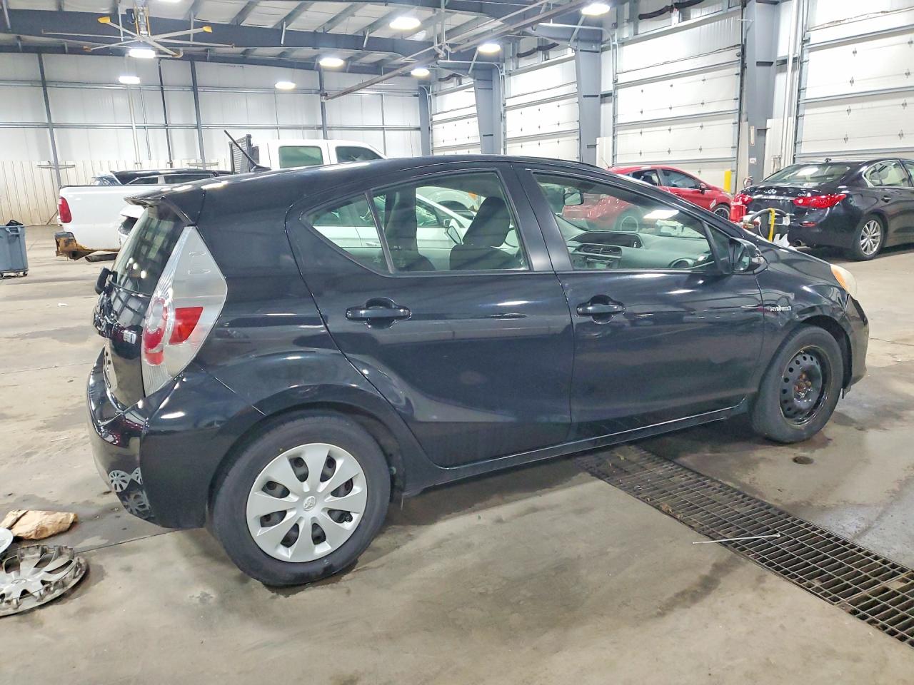 2014 TOYOTA PRIUS C TWO photo 5