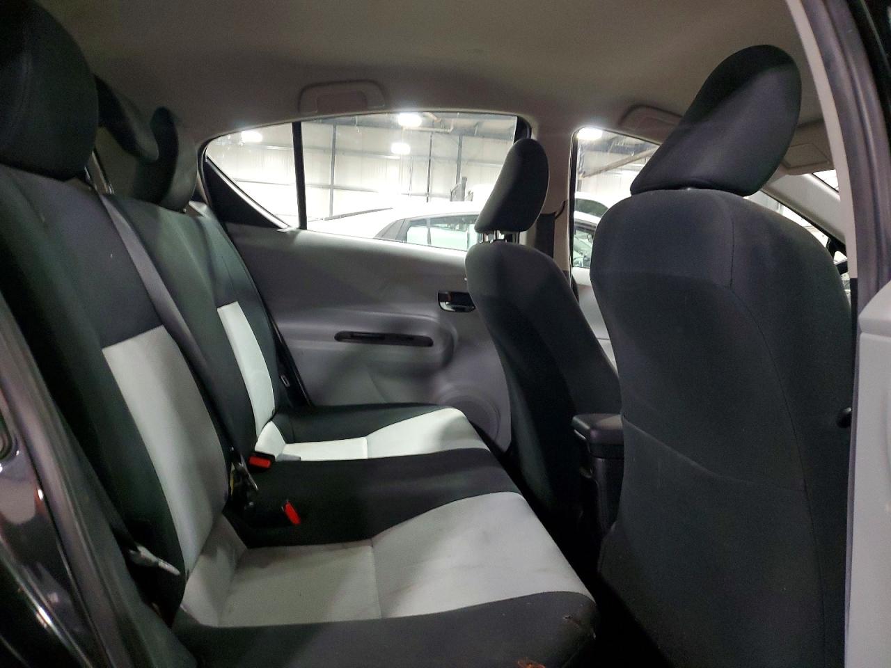2014 TOYOTA PRIUS C TWO photo 21