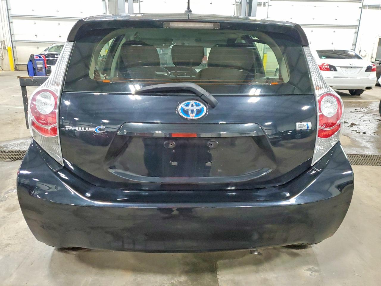 2014 TOYOTA PRIUS C TWO photo 11