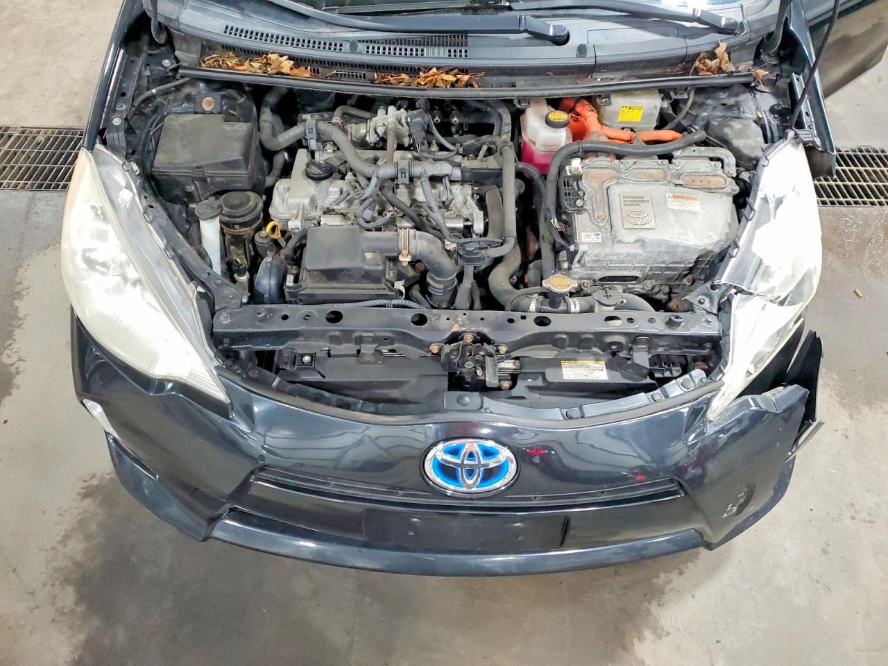 2014 TOYOTA PRIUS C TWO photo 23