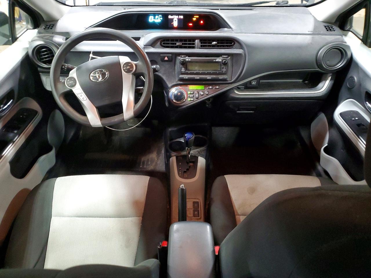 2014 TOYOTA PRIUS C TWO photo 15